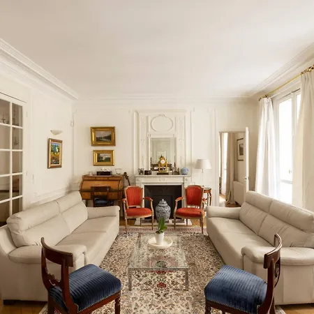 The Parisian Salon Appartement
