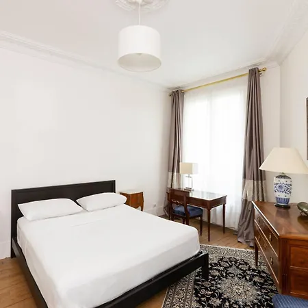 The Parisian Salon Appartement