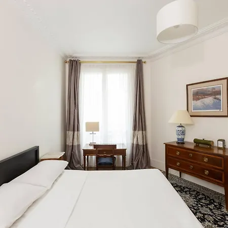 The Parisian Salon Appartement