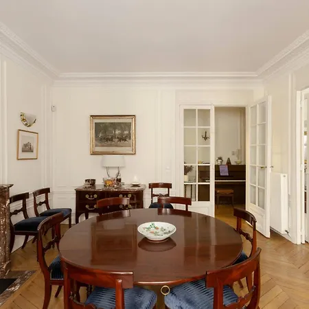 The Parisian Salon Appartement
